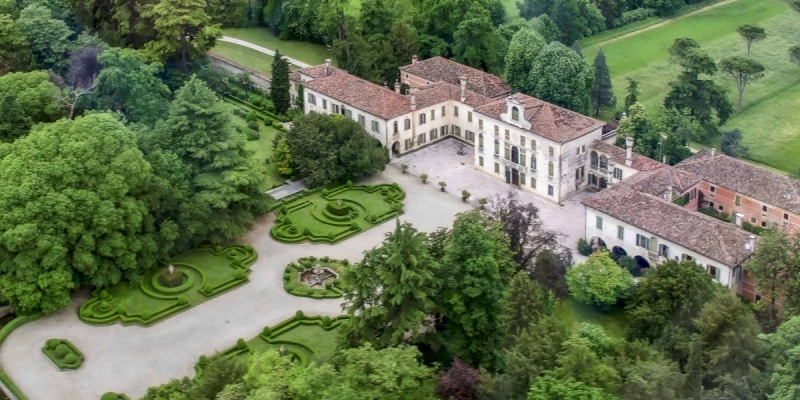 The landscape of Villas and castles, amidst agricultural estates and osterias